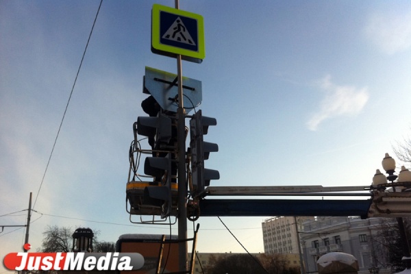 В Екатеринбурге скоро будут установлены 2 новых светофора - Фото 1