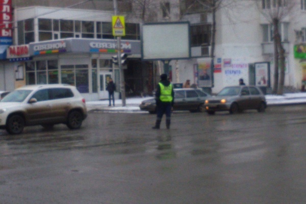 В центре Екатеринбурга пробки из-за неработающего светофора - Фото 1