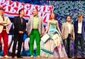 Секс-символ «Уральских пельменей» Юлия Михалкова поздравила Куйвашева с днем рождения, надев платье с его портретом