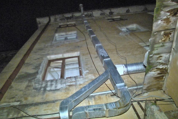 Работники кафе едва не устроили пожар в жилом доме на Сортировке. От огнеборцев они заперлись внутри заведения. ФОТО - Фото 1
