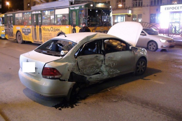В жутком ДТП в центре Екатеринбурга пострадали двое детей и женщина. ФОТО, ВИДЕО - Фото 1