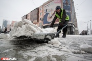 На борьбу с утренним снегопадом власти Екатеринбурга бросили 207 единиц дорожной техники