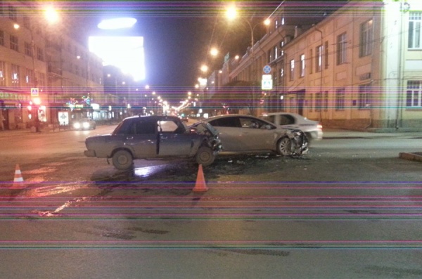 Поворот не туда. В центре Екатеринбурга в ДТП пострадали два человека - Фото 1