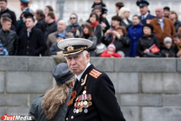 Более ста ветеранов Великой Отечественной войны получили в ТЮЗе юбилейные медали - Фото 1