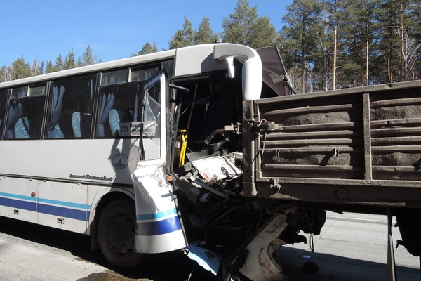 В ДТП на Челябинском тракте пострадал водитель автобуса - Фото 1