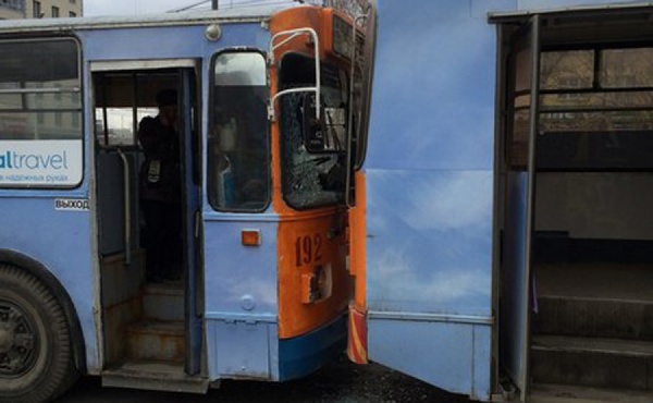 В Екатеринбурге столкнулись два  троллейбуса - Фото 1