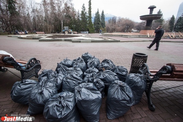 Около семисот рабочих очищают от мусора екатеринбургские газоны - Фото 1
