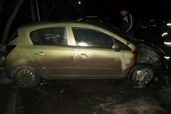 Этой ночью в Екатеринбурге сгорел очередной автомобиль. А в Новоуральске полиция задержала поджигателя машин. ФОТО - Фото 1
