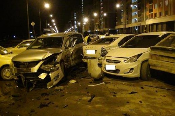 Ночью в Академическом водитель Hyundai протаранил пять автомобилей и погиб на месте ДТП. ФОТО - Фото 1