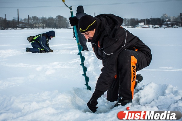 Свердловские спасатели обнаружили тело рыбака на озере под Среднеуральском - Фото 1