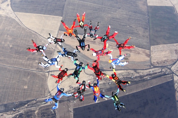 Уральские парашютисты собрали в небе «Звезду Победы». ФОТО - Фото 1