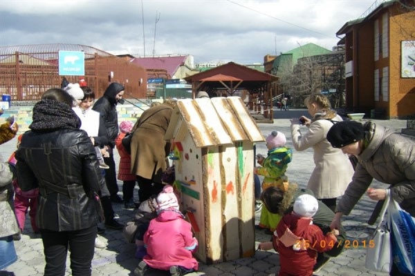 Юные жители Екатеринбурга создали  разноцветный арт-объект для птиц - Фото 1