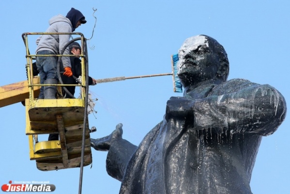 Памятник Ленину на площади 1905 года принял водные процедуры (ФОТО) - Фото 1