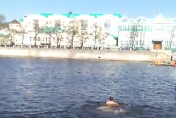 Первый по-настоящему теплый день сподвиг екатеринбуржца открыть купальный сезон в центре Екатеринбурга. ВИДЕО - Фото 1