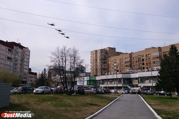 Над центром Екатеринбурга пронеслись истребители и вертолеты. ФОТО - Фото 1