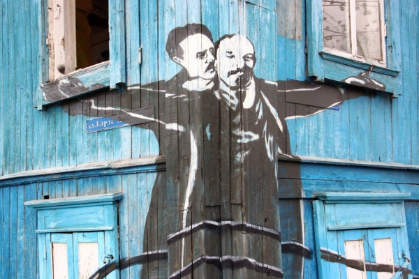 Шадринск превратил звезд «Титаника» в Ленина и Либкнехта - Фото 1