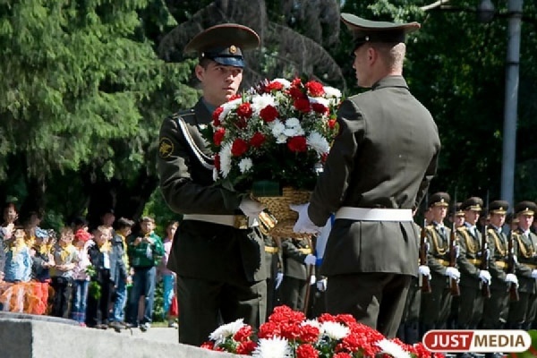Александр Якоб возложил цветы к памятнику маршалу Жукову - Фото 1