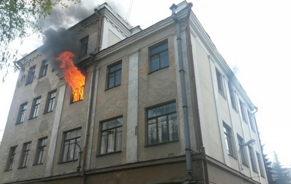 В Екатеринбурге горит пустующее здание, в котором работал первый президент России  - Фото 1