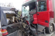 Водитель легкового Mercedes погиб на Пермском тракте при столкновении с тягачом той же марки