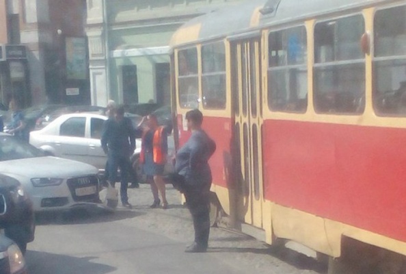 В центре Екатеринбурге «Ауди» въехала в трамвай. Образовалась пробка - Фото 1