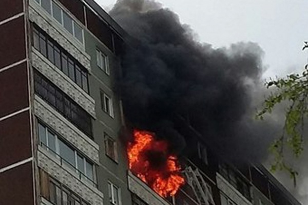 На ЖБИ сильный пожар в шестнадцатиэтажке. Идет эвакуация людей и горящего подъезда - Фото 1