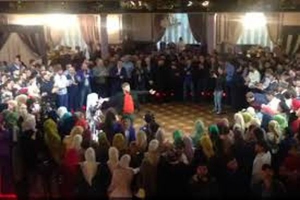 Кадыров станцевал лезгинку на свадьбе 47-летнего главы РОВД и 17-летней девушки - Фото 1