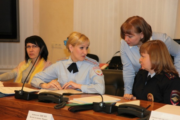 Жительница Екатеринбурга пожаловалась на телефон доверия полиции на учителя английского, который кричит на детей - Фото 1