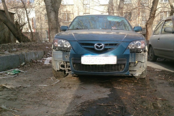В Екатеринбурге неизвестные с корнем выдирают из автомобилей «противотуманки» - Фото 1