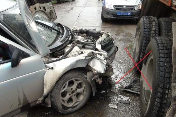 В Артемовском легковушка с пьяной женщиной за рулем влетела в стоящий КАМАЗ и сдвинула его с места - Фото 1