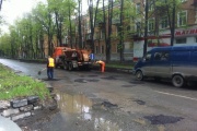 «Уралмаш — это сборище бракоделов». В Екатеринбурге рабочие в дождь вышли ремонтировать дороги