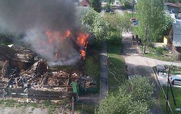 В Екатеринбурге на Гастелло горит частный дом. Горожане уверены, что здесь «расчищают» место под стройку - Фото 1