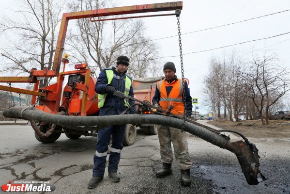Областные власти так и не выделили деньги на ремонт дорог в Екатеринбурге: «Автопробег прошел, и снова никому ничего не нужно» - Фото 1