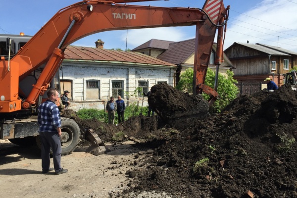 На мэра Ирбита подействовали угрозы Охлопкова. У дома пенсионерки, годами жившей без воды, начались работы - Фото 1