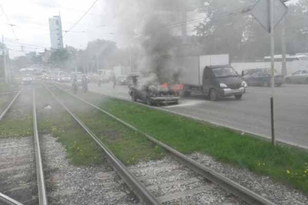 У Железнодорожного вокзала в плотном потоке машин сгорела «Волга» - Фото 1