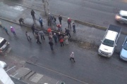 В Екатеринбурге автомобилисты вырыли бордюры, чтобы парковаться на тротуаре