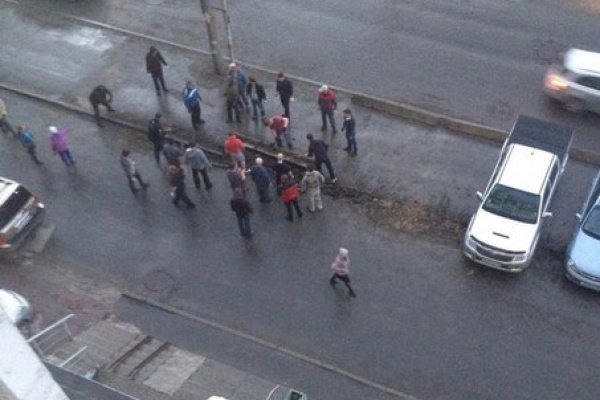 В Екатеринбурге автомобилисты вырыли бордюры, чтобы парковаться на тротуаре - Фото 1
