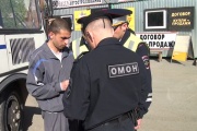 «Предъявите документы!» В Екатеринбурге сотрудники полиции и ФМС проверяют иностранцев