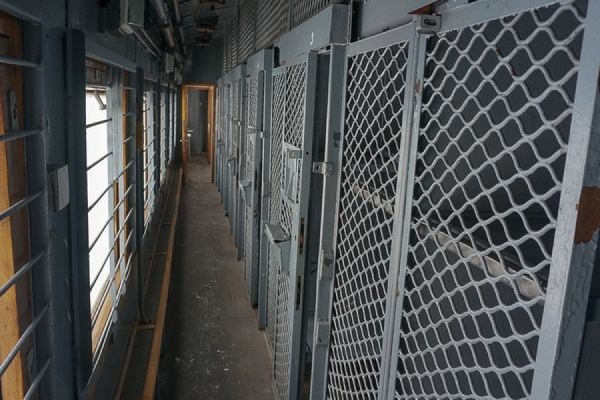 Пятнадцать заключенных вскрыли себе вены в спецпоезде Вологда — Карелия - Фото 1