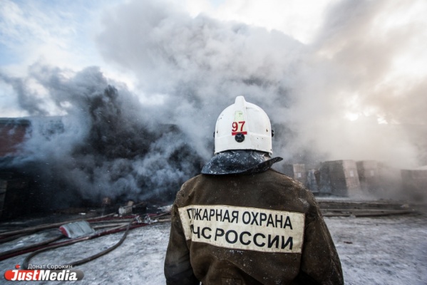 В Екатеринбурге сегодня ночью горели офисник и ангар - Фото 1