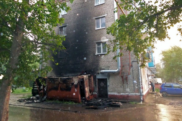 Из-за пожара на Черняховского спасателям пришлось эвакуировать жильцов многоэтажки - Фото 1