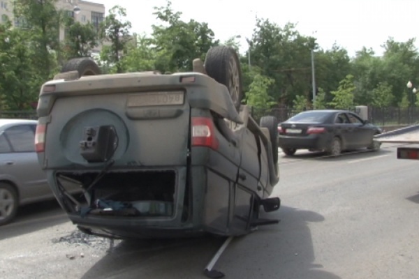 Два автомобиля не поделили перекресток в центре Екатеринбурга - Фото 1
