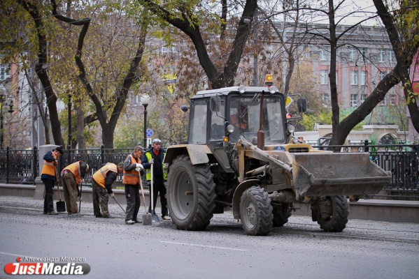 Власти Екатеринбурга не стали дожидаться, пока область расщедрится на субсидии, и начали ремонт дорог за свой счет - Фото 1