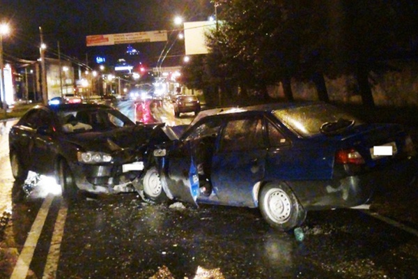 В Екатеринбурге пьяный водитель иномарки спровоцировал ДТП, в котором два человека получили серьезные травмы  - Фото 1
