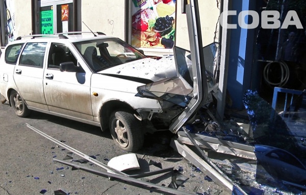 На Куйбышева пьяный водитель Lada Priora влетел в витрину магазина, едва не сбив женщину с ребенком - Фото 1