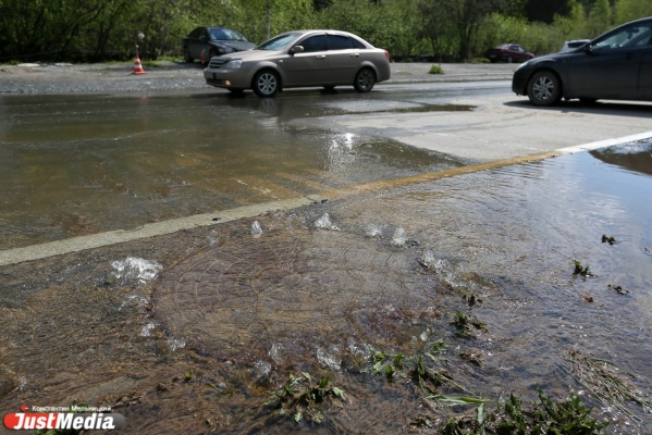 На Вторчермете потоп: затопило дорогу и трамвайные рельсы - Фото 1