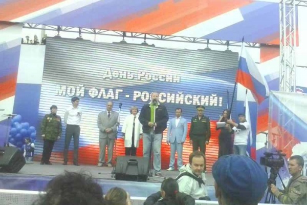 ЧП на праздновании Дня России в Екатеринбурге. Куйвашев читал речь перед валяющимся государственным флагом - Фото 1