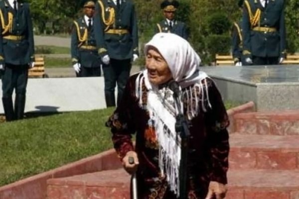 В Киргизии умерла Токтогон Алтыбасарова, усыновившая 150 детей из блокадного Ленинграда - Фото 1