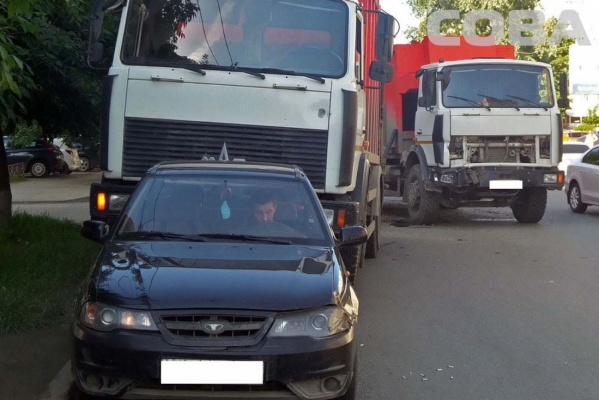 ДТП с участием двух мусоровозов произошло сегодня утром на Репина - Фото 1