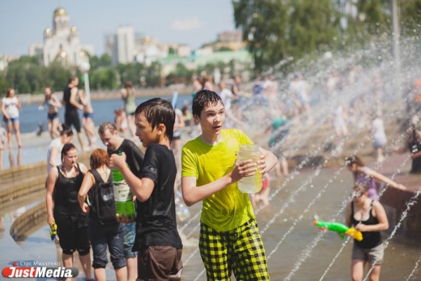 Свердловские медики рассказали, кому следует опасаться аномальной жары и как от нее спасаться - Фото 1