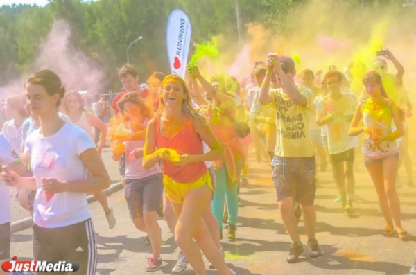 Первый красочный забег в Екатеринбурге собрал около 500 человек - Фото 1